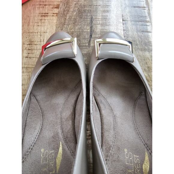 Aerosoles Good Times Women's Taupe Leather Classic Heels Shoes 7 EUC - Picture 4 of 13